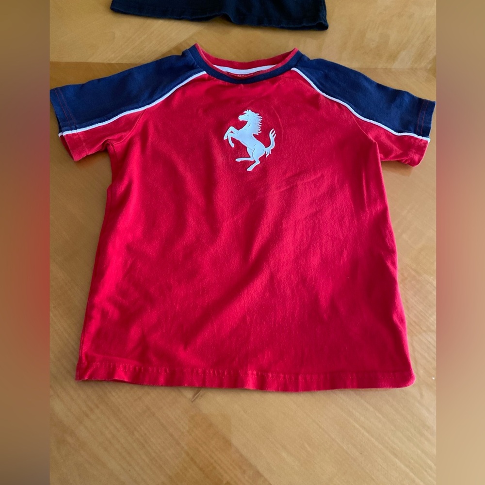 Ferrari Boys set of 2 T-shirts with iconic Horse and Ferrari name, size 5 - Picture 3 of 7